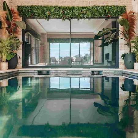 펜션 Superbe Avec Piscine Interieure Chauffee